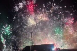 カナダで花火を積んだトレーラーが交通事故、夜空へ大量に打ち上がる