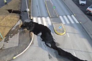 アイスランドで地震が頻発、道路にも大きな亀裂ができてしまう