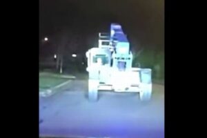 警察が盗まれたフォークリフトを追跡、運転していたのは12歳の少年だった！