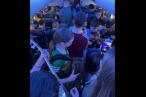 出発が遅れた旅客機の中で、演奏家らが音楽を奏で、乗客を楽しませる