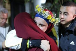 3回目の人質交換、「ハマス」が17人を解放、イスラエルも39人を釈放