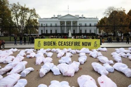 ホワイトハウス前に無数の白い遺体袋、ガザ地区の停戦を呼びかける