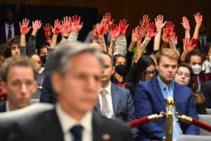 米議会の公聴会でパレスチナ支持者が停戦を訴え、国務長官の発言が度々中断