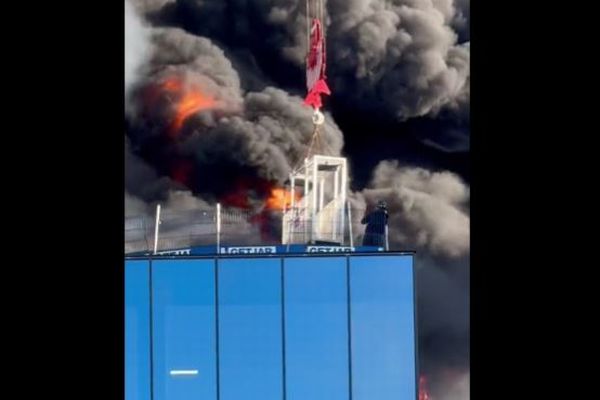 建設中の高層ビルが炎上、取り残された作業員をクレーンで救助【動画】