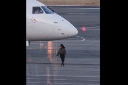 豪の空港で女が駐機場に侵入し、旅客機の出発を阻止、搭乗させるよう要求