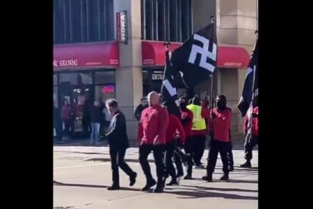 ネオ・ナチが街を行進、カギ十字の旗を掲げる【アメリカ】