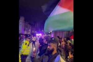 「恥を知れ！停戦せよ！」英訪問中の米副大統領に、親パレスチナの人々が抗議の声を上げる