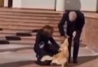 モルドバ大統領の愛犬、オーストリア大統領の手を噛んでしまう
