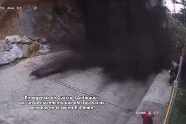 コロンビアの奇岩で突然土砂崩れ、通行人に降り注ぐ瞬間が恐ろしい【動画】