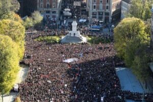 イタリア全土で女性への暴力に反対する大規模デモ、女子大生殺害を受け