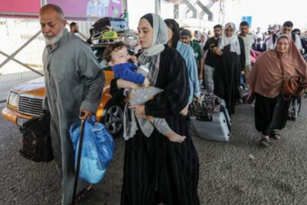 ガザ地区とエジプトの国境検問所が開通、負傷者や外国籍の人々が避難