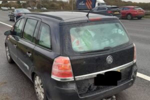 乗用車の中に15人がすし詰め！見つけた警察官も衝撃を受ける【イギリス】