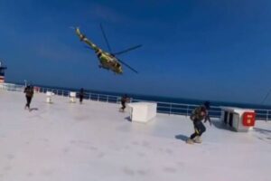 日本郵船がチャーターしている貨物船、「フーシ派」が襲撃する様子を公開【動画】