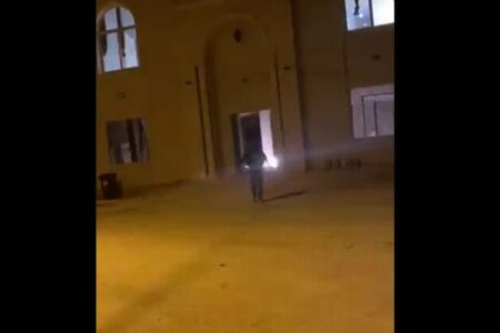 イスラエル兵が、ヨルダン川西岸のモスクに手榴弾を投げ込み、爆発【動画】