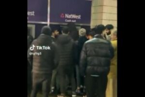 イギリスでATMが故障、2倍の現金が支払われ、人々が殺到