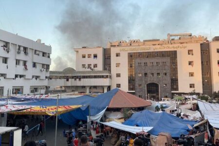 ガザ市の病院、死亡した百人以上の患者を敷地内に埋葬、周囲では激しい戦闘