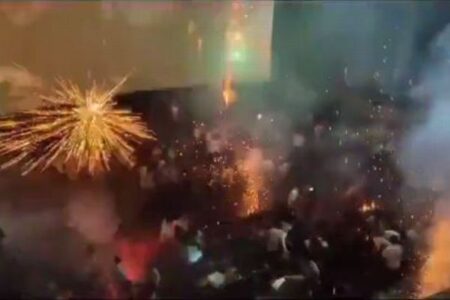 インドの映画館で、スクリーンにスターが登場した瞬間、観客が花火を打ち上げる