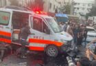 イスラエル軍がガザ地区で、救急車の車列を空爆