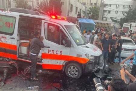 イスラエル軍がガザ地区で、救急車の車列を空爆