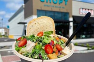 購入したサラダの中に切り落とされた人間の指が混入、顧客が店側を訴える