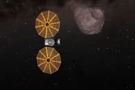 NASAの探査機、小惑星「ディンキネシュ」に小さな衛星を発見
