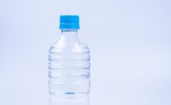 リッツカールトンで、精子入りボトル水を提供された女性が提訴