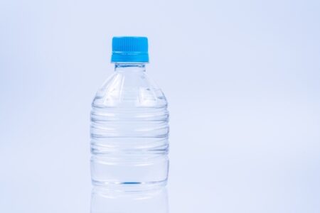 リッツカールトンで、精子入りボトル水を提供された女性が提訴