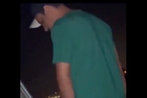 彼氏にカメラを向けていた女性、自分が撃たれる瞬間を撮影してしまう