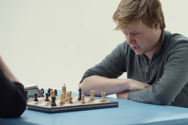 チェスのグランドマスターと対戦したユーチューバー、肛門バイブで密かにAIと通信し勝利