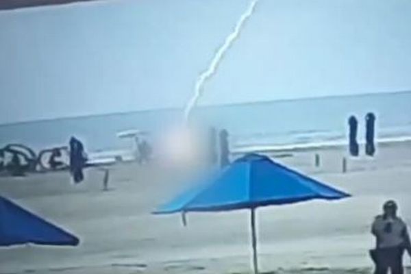 コロンビアのビーチで落雷、女性が稲妻に打たれる瞬間を撮影