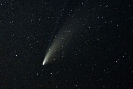 巨大な「悪魔の彗星」が地球に接近、約70年ぶりに通過