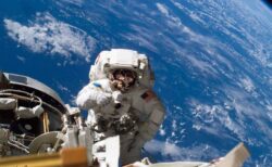 ISSでの船外活動中、宇宙飛行士が道具の入った袋を紛失してしまう