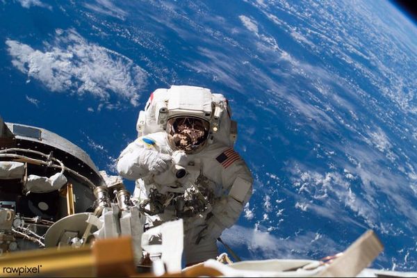 ISSでの船外活動中、宇宙飛行士が道具の入った袋を紛失してしまう
