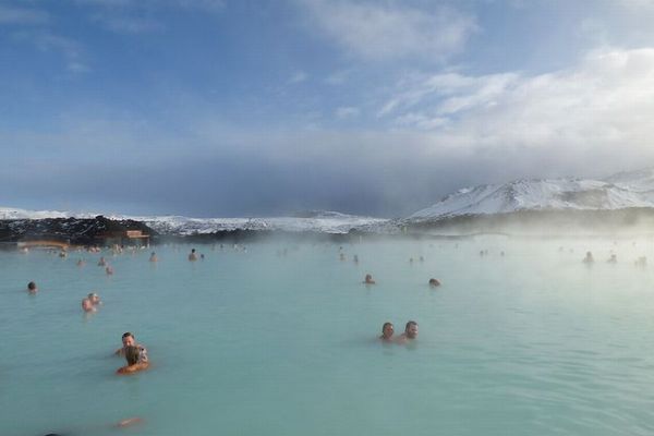 アイスランドの「ブルーラグーン」、火山噴火の恐れがあるとして一時閉鎖へ