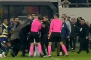 トルコでサッカーの試合後、チームの会長が主審の顔を殴りつける
