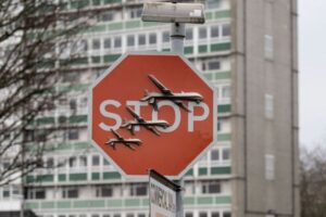 バンクシーの新作、設置後すぐに、男によって盗まれてしまう【イギリス】