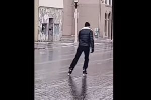 道路がアイスリンクに変身！男性がスケートを楽しむ【アメリカ】