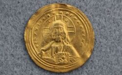 キリストが描かれた約1000年前の珍しい金貨、ノルウェーで発見される