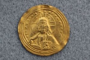 キリストが描かれた約1000年前の珍しい金貨、ノルウェーで発見される