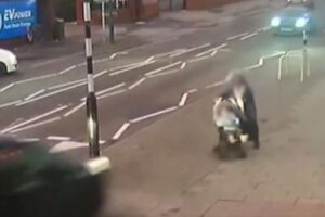 車が猛スピードで歩道に乗り上げ横転、奇跡的に母子が助かる