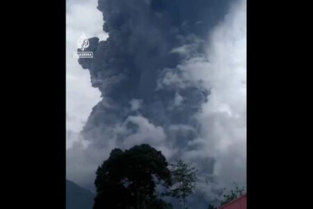 インドネシアのマラピ山が噴火、登山者11人が死亡、女性が助けを求める動画を撮影