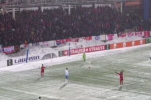 サッカーファンが敵のゴールキーパーに、雪玉を投げつける【動画】