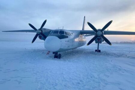 パイロットが誤って凍った川に着陸、飛行機の乗客は全員無事【ロシア】