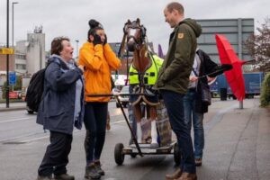 心温まる瞬間、娘を亡くした女性活動家の前に、ウィリアム王子が現れてハグ