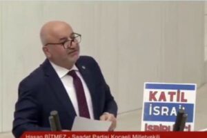 トルコの国会議員が議会で演説中、心臓発作を起こして倒れる【動画】