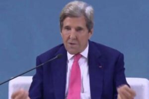 「COP28」で米のケリー特使が「おなら」？演説中に音が聞こえる