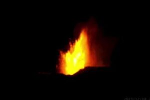 ついにアイスランドで火山が噴火、溶岩が地表から噴出【動画】