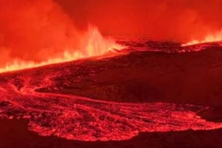 アイスランドでの噴火、有毒ガスが発生し、首都へ迫ると警告