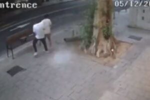 「ハマス」のロケットが青年らのすぐそばに着弾、間一髪で助かる