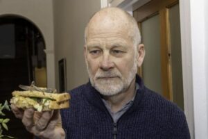 チキンサンドをかじった男性、中に生きたバッタがいるのを発見